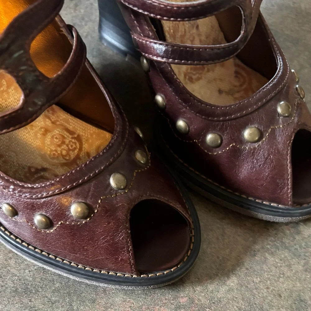 Kenzie Brown Wedge Shoes with Vintage Straps - Picture 4 of 7
